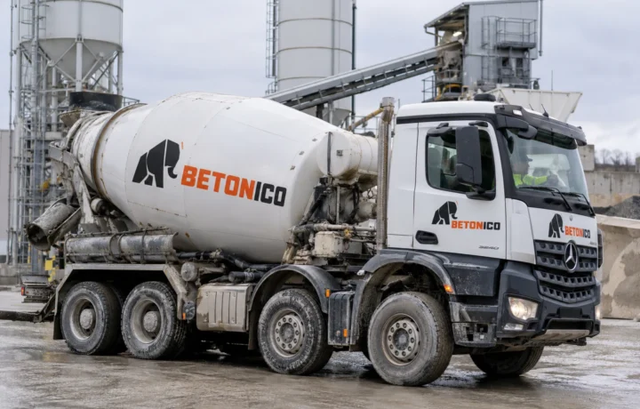 Betonowóz Betonico z dużym bębnem mieszającym na terenie wytwórni betonu.