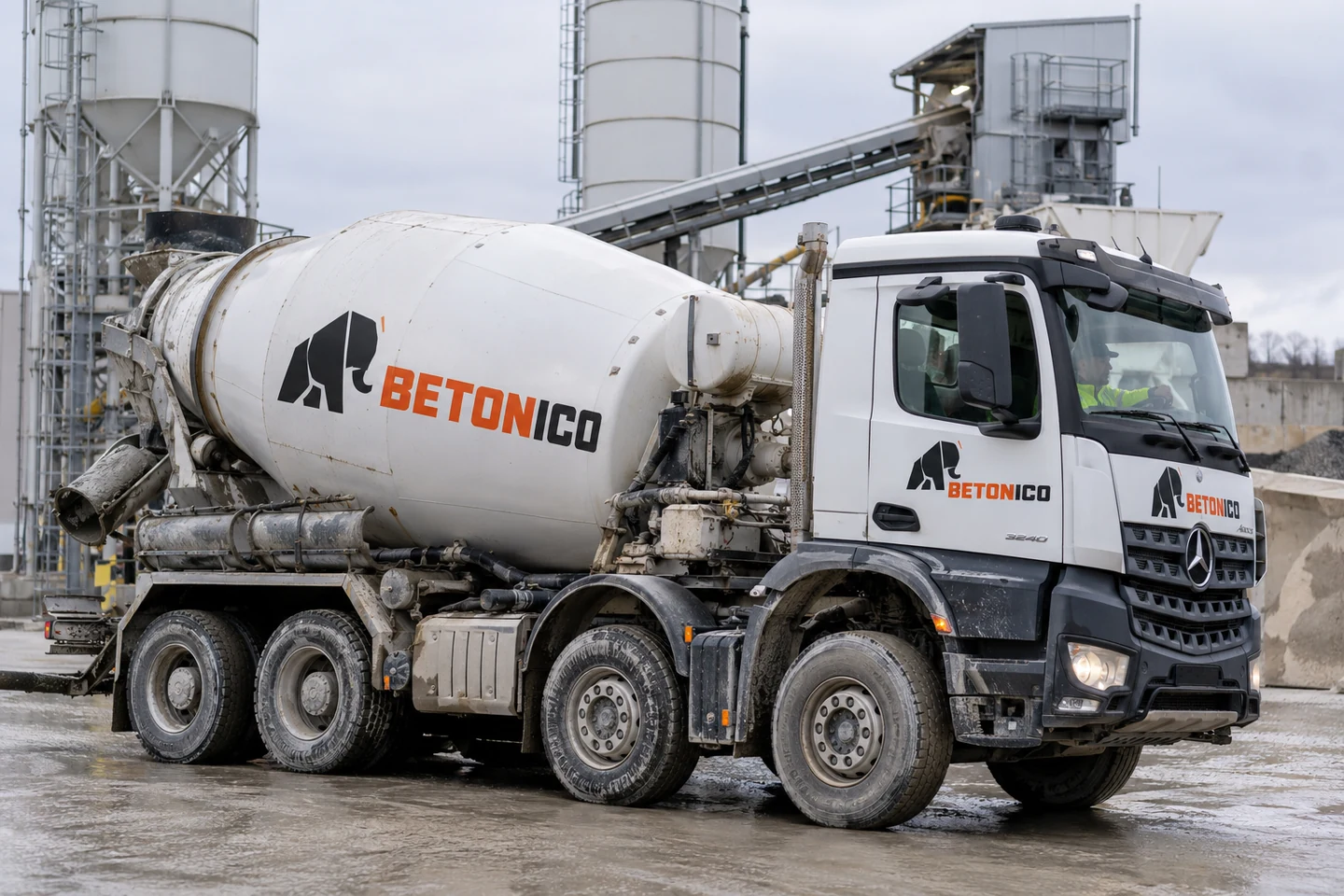 Betonowóz Betonico z dużym bębnem mieszającym na terenie wytwórni betonu.